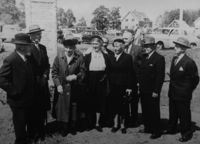 Dette bildet viser æresgjestene som var tilstede ved avdukingen i 1960. I første rekke kommandørkaptein Thommesen, kommandørkaptein Lorch, fru Frydenberg, fru Tank-Nielsen (enke etter kaptein Carsten Tank-Nielsen), Fru Hilda Dons (enke etter flygeren premierløytnant Hans Fleischer Dons), flymekaniker og maskinist Snekkestad, kommandørkaptein Jens Helge Sem-Jacobsen, kommandørkaptein Trygve R. Kloumann Olafsen, flymekaniker Geist og maskinsjef Grette.