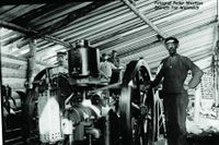 Stasjonærmotor plassert i gårdssag på Vestby Nedre 1910.