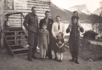 Soldater fra okkupasjonsmakten på vennskapelig besøk. 1945.