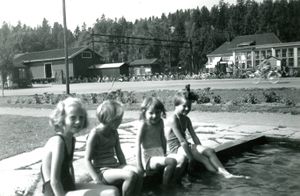 Stasjonsparken fra bassenget mot stasjonen.jpg