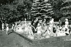 Stasjonsparken i Strømmen med bassenget 1957. Her har fotografen Julie Kværne stått med ryggen mot stasjonen.