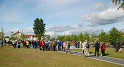 Stasjonsparken etter ombyggingen 2008, fotografert under Strømmenvandringen 2009. Suphammergården i bakgrunnen. Foto Svein O. Arnesen.
