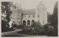 Foto: Slottet sett fra hagen (Nasjonalbiblioteket).