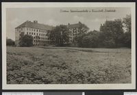 Foto: Skolen sett fra hagen (Nasjonalbiblioteket).