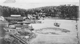 Fartøyet på vei inn mot brygga i Eidsfoss. Foto: Eiker Arkiv