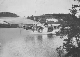 Et fulllastet fartøy i i Vestfosselva. Foto: Eiker Arkiv