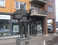 Til minne om Alf Prøysens tilknytning til Nittedal ble det i 2001 avduket en statue av ham ved Mosenteret. Foto: Stig Rune Pedersen (2012)
