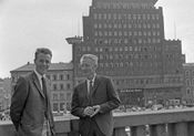 Reiulf Steen og Haakon Lie fotografert på Youngstorget i 1965. Foto: Sølve Harm