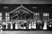 Elever ved Steen skole lytter til 17.mai-talen i 1910. Noen er mer opptatt av fotografen.