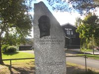 Bauta utenfor Veggli skole til minne om spelemannen Steingrim Haukjem (1897-1968). Foto: Stig Rune Pedersen