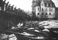 Tømmerfløyting i Steinkjerelva. Brua blokkerer med is og tømmer. Foto Johannes Eggen, fra Egge Historielag.