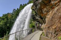 Steinsdalsfossen med gangvegen på baksida. Foto: Leif-Harald Ruud (2022)