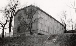 Den store hovedbygningen på garden. Foto: Halvor Vreim