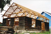 Det gamle våningshuset i Stensli demonteres for å flyttes. Foto: Inger Hansen, 1995