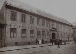 Under ekteskapet med Morten Leuch hadde paret vinterbolig i Stiftsgården i Rådhusgata. Bildet er tatt kort tid før bygningen ble revet i 1913. Foto: Ingimundur Eyolfson