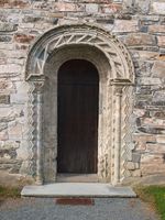 Portal med dekor fra middelalderen. Foto: Siri Iversen (2011).