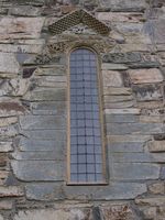 Et av kirkens vinduer. Foto: Siri Iversen (2011).