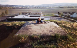 Stillingen for luftvernkanon 1985. Fritidshuset i bakgrunnen. Foto: Bjørn Walter Lund.