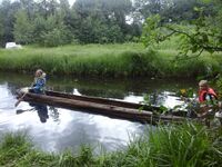 Stokkebåtene ved utløpet av Fiskumelva under Middelalderdagene i 2017.