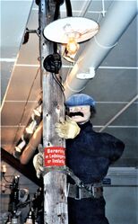 Stolpemontøren. Veilysarmaturen i stolpen er den eldste bevarte veilyslampen fra gamle Skedsmo kommune.