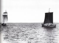 Storbåt (lofotbåt) og fembøring. Foto: ukjent (ca. 1930).