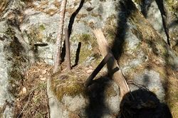 Store Bjartbakken, rester av fundamentene til stillaset. Foto: Kjetil Ree (2019).