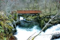 Storebrua i 2009. Då brua var ny, var det laga rekkverk av smidde stolpar med utdora hol for rør på toppen og midt på.