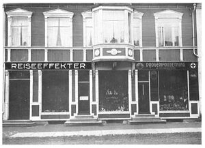 Storgata 46 drogerien ca 1920.jpg