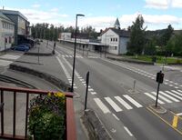 Lyskrysset sett fra nord. Storgata krysser Østvollvegen / Nysethvegen ved den eneste permanente lysreguleringen på Raufoss. Foto: Tor Olav Haugland (2022).