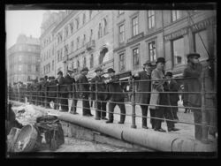Venter på nyheter under storstreiken i 1921 utenfor streikeledelsens kontorer. Foto: Narve Skarpmoen/Nasjonalbiblioteket
