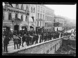 Venter på nyheter under storstreiken i 1921 utenfor streikeledelsens kontorer. Folkets hus til venstre. Foto: Narve Skarpmoen/Nasjonalbiblioteket