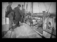 Lossing/lasting av båt. Foto: Narve Skarpmoen/Nasjonalbiblioteket