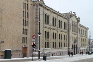 Stortingsbygningen fasade mot Karl Johans gate.JPG