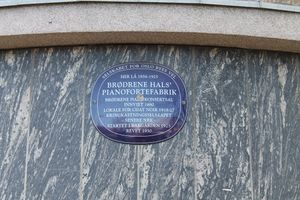 Stortingsgata 26 i Oslo blå plakett.JPG