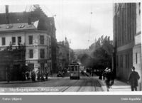Den eldre Narvesengården (hvit bygning), oppført for og av Paul Due i 1874. Due hadde sin privatbolig her. Foto: Ukjent