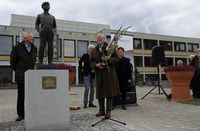 Strømlingenstatuen innvies 2013. Fra venstre Steinar Bunæs, Hans Petter Gustavson, Årets statuettvinner Per Høstland, Julie Størksen Hagesæter.