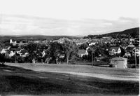 Strømmen sett fra Bråte 1946. Mot skogen i bakgrunnen til høyre ser vi den svære tyske ridehallen som kort etter ble revet.