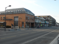 Strømmen Sparebank med eldre hus kort før riving. Strømsveien 65 og 67.