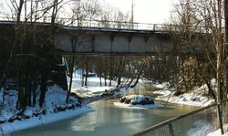 Bru for jernbanen over Sagelva. Brua i sin nåværende utførelse stammer fra 1979.