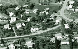 Luftfoto 1975 av Statsråd Ihlens vei 67 med Strømmen Samvirkelag avd. 5 midt i bildet.