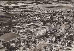 Strømmen sett fra sør, med Strømmens Værksted i sentrum og Strømsveien i bildets høyre del 1960.