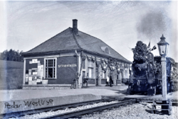 Strømmen stasjon ved Hovedbanens 50-årsjubileum 1904. Kort før dette ble dobbeltsporet Lillestrøm-Kristiania anlagt, noe som krevde at den avbildede stasjonsbygningen ble oppført vest for sporene.