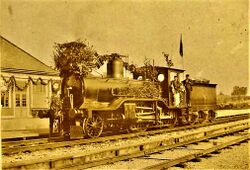 Pyntet lokomotiv på Strømmen stasjon ved Hovedbanens 50-årsjubileum 1904.