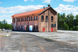 Strømmens Værksted i 2017. Denne industribygningen fra 1875 er den eneste som blir liggende igjen i Thons utbygging i det gamle verkstedsområdet. Foto: Bjørn Gunnar Kværne.