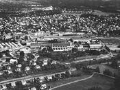 Strømmens værksted fra nordvest, med Niels Høeghs vei, Statsråd Ihlens vei og Bråte bru over jernbanen i forgrunnen.