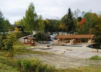 Strømmensaga med Møllemonumentet til venstre. Mølleparken skal utvikles videre.