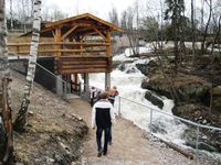 Alle besøkende har adgang også til sagas indre. Her har elva stor vannføring.