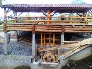 Strømmensagas vestvegg med vasshjul.jpg