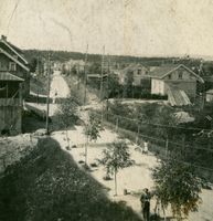 Strømsveien sett fra nummer 66 mot Stasjonsveien ca 1920.