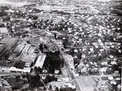 Strømsveien fra luften 1973. Stasjonsveien nærmest, Strømmen Staal til venstre.